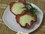 Корзинки из ветчины с яйцом и пармезаном